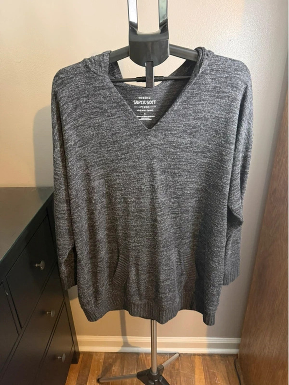 Torrid Super Soft Plush Size 1 Gray/Black Hooded V-Neck Sweater Pullover